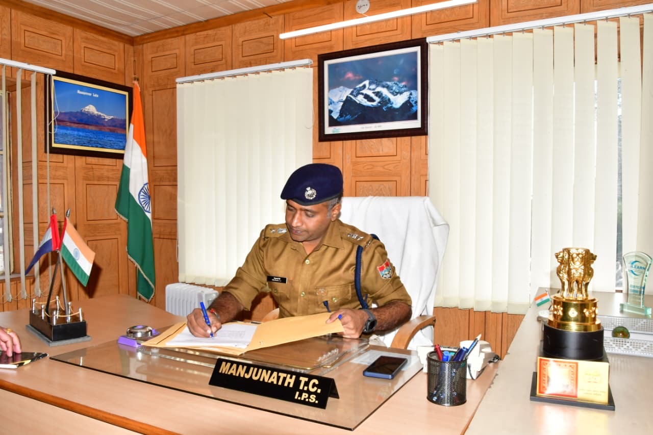 Nainital: नैनीताल में डॉ. मंजूनाथ टी.सी. ने संभाला एसएसपी का कार्यभार, मां नैना देवी के दर्शन कर की शुरुआत
