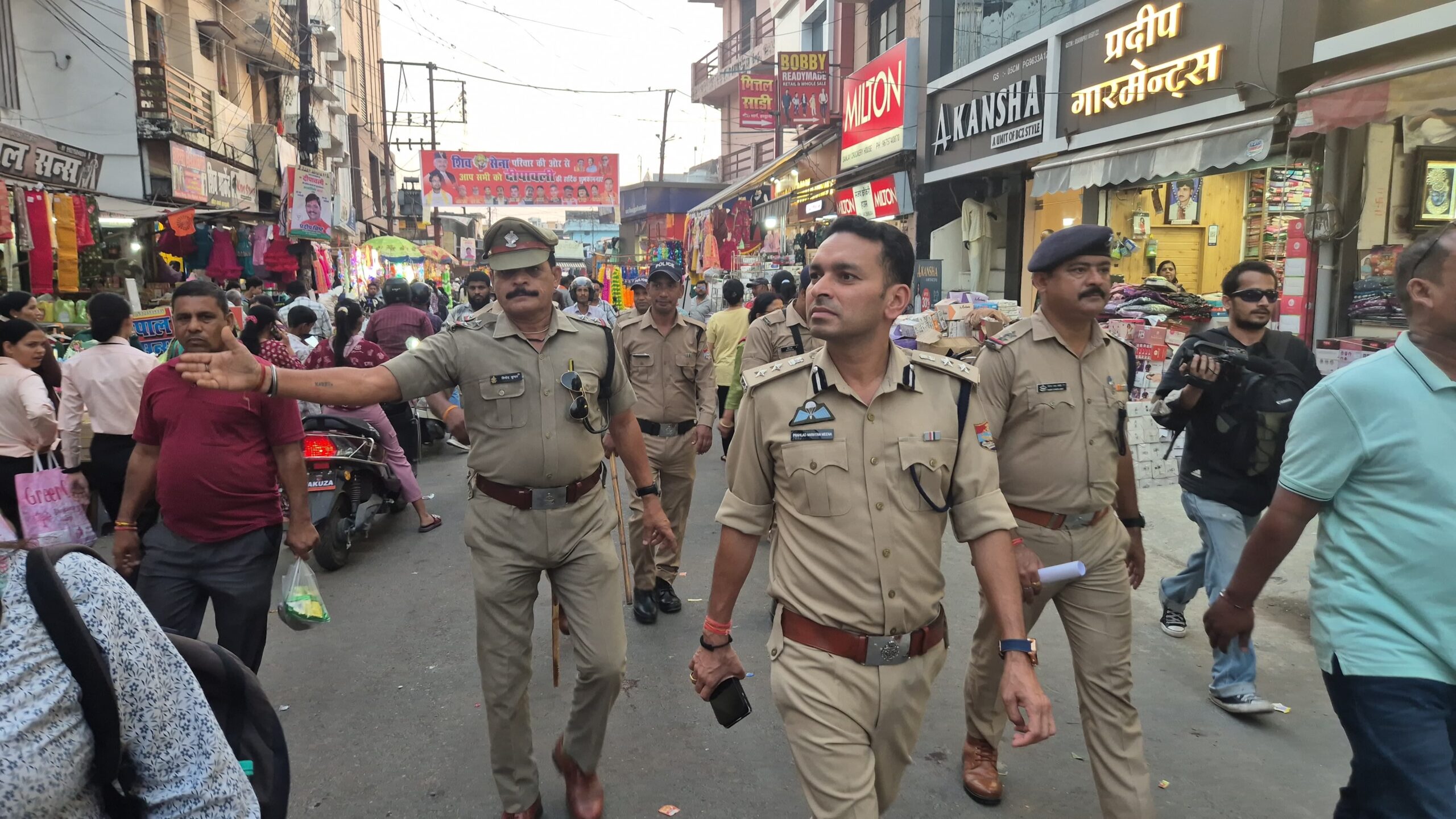 Haldwani: भयमुक्त दीपावली के लिए नैनीताल पुलिस की सड़कों पर सख्त पहरेदारी, एसएसपी मीणा ने किया फ्लैग मार्च