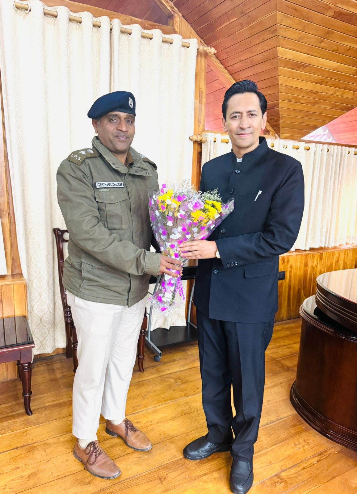 Nainital: कुमाऊं आयुक्त दीपक रावत से मिले एसएसपी मंजूनाथ टीसी, कानून व्यवस्था को लेकर हुई गहन चर्चा