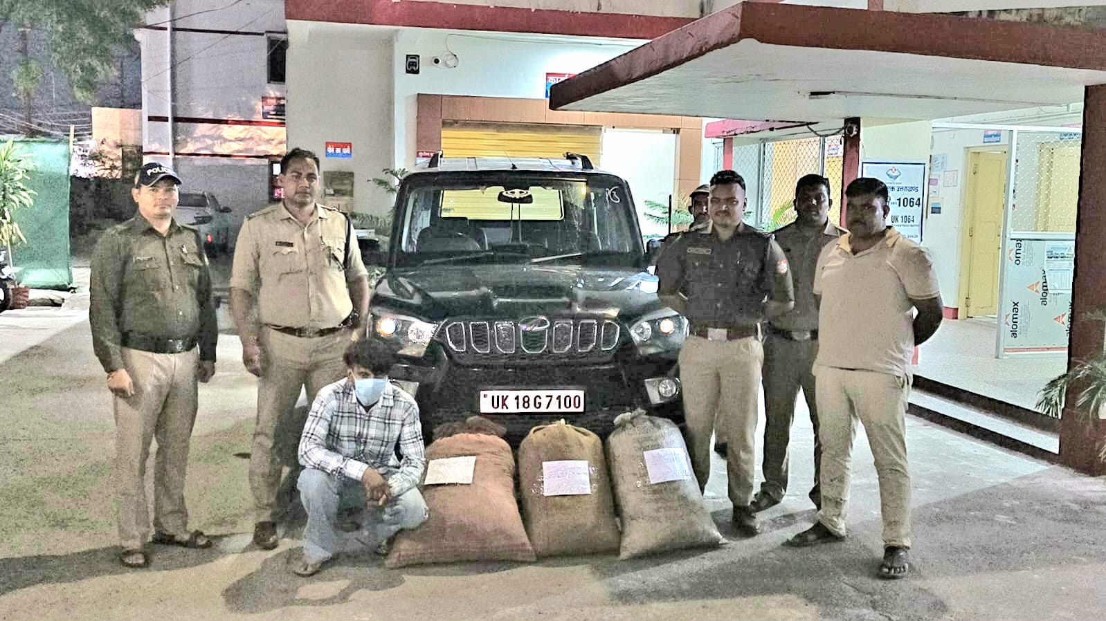 Nainital: नैनीताल पुलिस की बड़ी सफलता, रामनगर में स्कॉर्पियो से 45 किलो गांजा बरामद, एक तस्कर गिरफ्तार