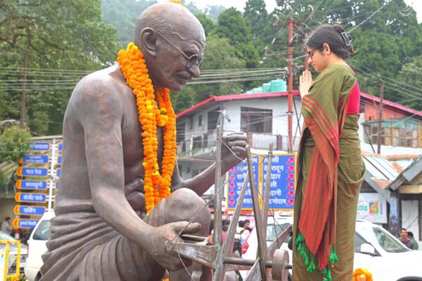 Nainital: जिलाधिकारी वंदना ने गांधी-शास्त्री जयंती पर दी श्रद्धांजलि, स्वतंत्रता सेनानियों के परिजनों को किया सम्मानित