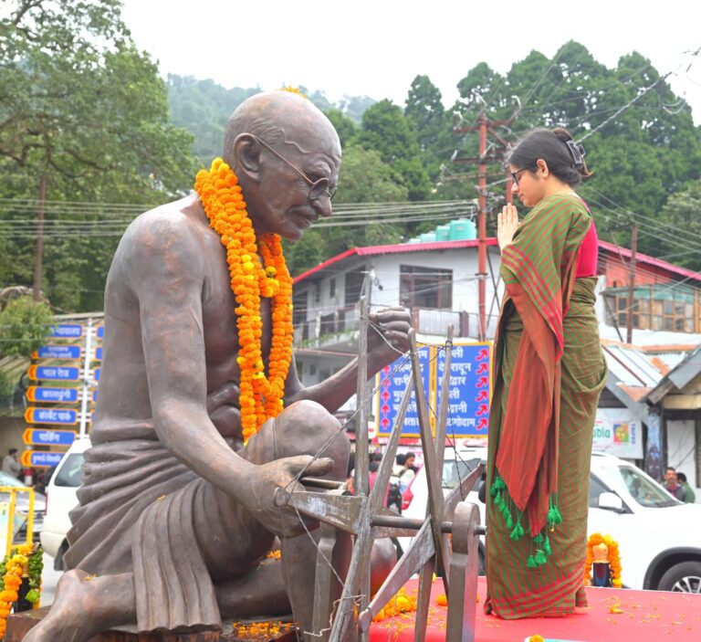 Nainital: जिलाधिकारी वंदना ने गांधी-शास्त्री जयंती पर दी श्रद्धांजलि, स्वतंत्रता सेनानियों के परिजनों को किया सम्मानित