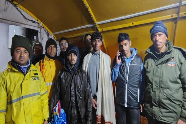 Rudraprayag: चौराबाड़ी ग्लेशियर में फंसे चार श्रद्धालु, एसडीआरएफ ने सफलतापूर्वक किया रेस्क्यू
