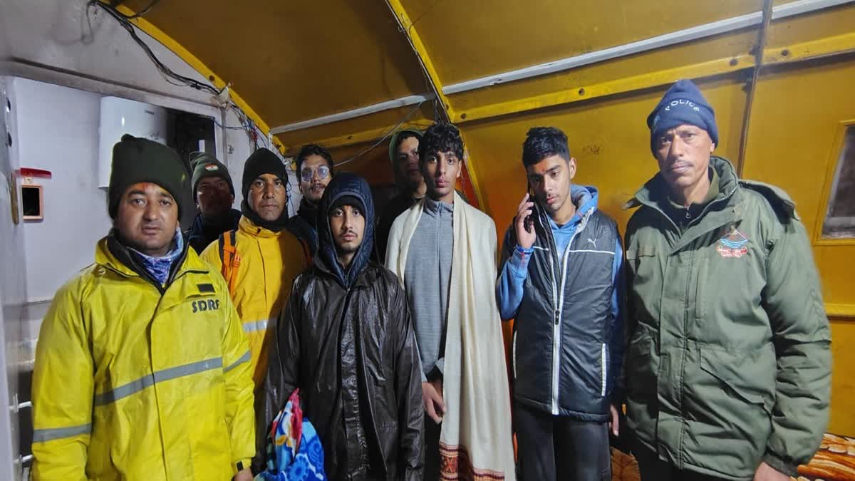 Rudraprayag: चौराबाड़ी ग्लेशियर में फंसे चार श्रद्धालु, एसडीआरएफ ने सफलतापूर्वक किया रेस्क्यू