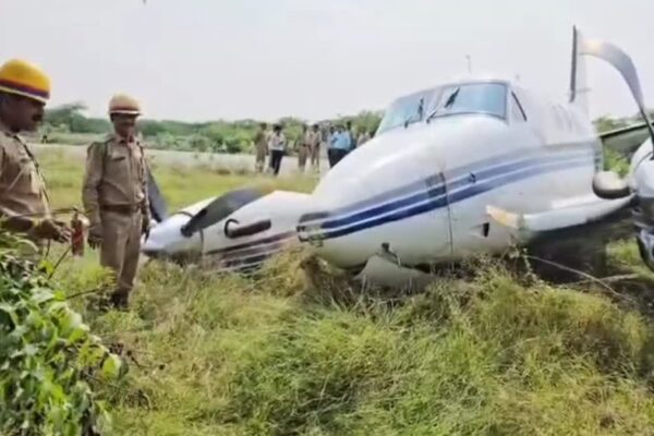 Uttar pradesh: फर्रुखाबाद में टेकऑफ से पहले निजी जेट हादसे का शिकार, दोनों पायलट समेत सभी यात्री सुरक्षित