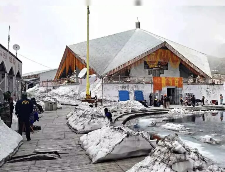 Uttarakhand: विश्व प्रसिद्ध हेमकुंड साहिब धाम के कपाट आज शीतकाल के लिए बंद, रिकॉर्ड संख्या में पहुंचे श्रद्धालु
