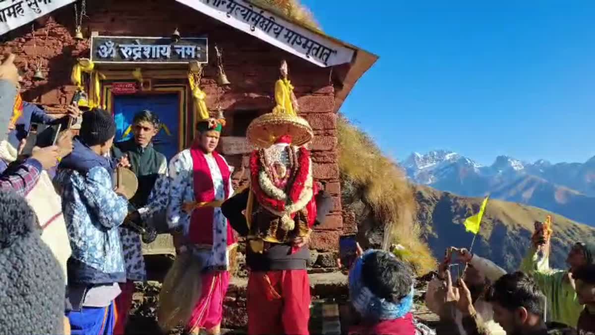Chamoli: शीतकाल के लिए बंद हुए चतुर्थ केदार रुद्रनाथ मंदिर के कपाट, गोपीनाथ मंदिर पहुंचेगी भगवान की डोली
