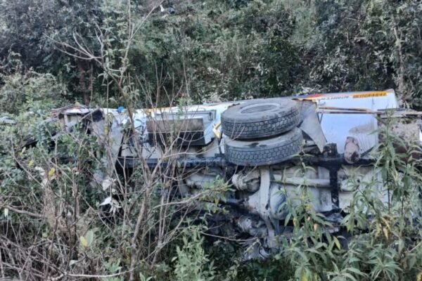 Mussoorie: केम्पटी फॉल के पास खाई में गिरा पेट्रोल-डीजल से भरा ट्रक, बड़ा हादसा टला
