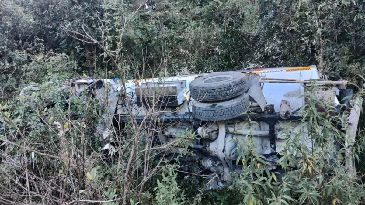 Mussoorie: केम्पटी फॉल के पास खाई में गिरा पेट्रोल-डीजल से भरा ट्रक, बड़ा हादसा टला