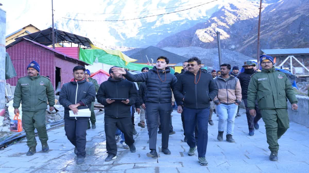 Rudraprayag: मुख्य सचिव आनंद बर्द्धन ने केदारनाथ धाम में पुनर्निर्माण कार्यों का किया निरीक्षण, अगले यात्रा सत्र की तैयारी शुरू करने के दिए निर्देश