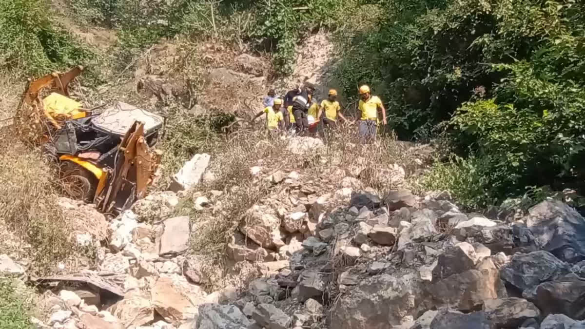 Pauri: पौड़ी के मोहनचट्टी में दर्दनाक हादसा, 150 मीटर गहरी खाई में गिरा जेसीबी, चालक की मौके पर मौत