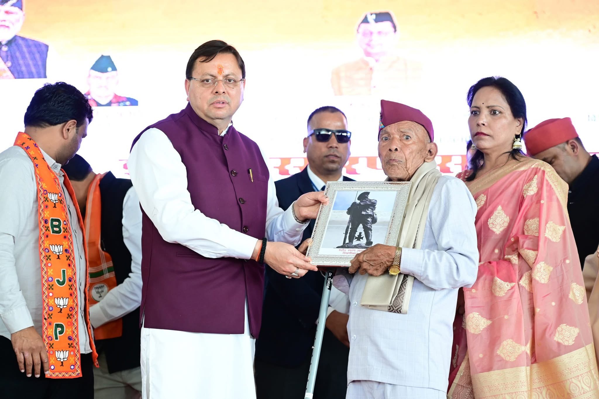 Pauri: पौड़ी में शहीद स्मरण समारोह में मुख्यमंत्री धामी ने दिखाया सम्मान का संकल्प, शहीद परिजनों की सहायता राशि बढ़ाकर की 50 लाख