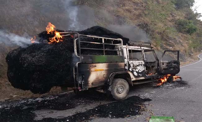 Dehradun: विकासनगर में बड़ा हादसा टला, पराली से भरी यूटिलिटी आग का गोला बनी, दो लोगों ने कूदकर बचाई जान