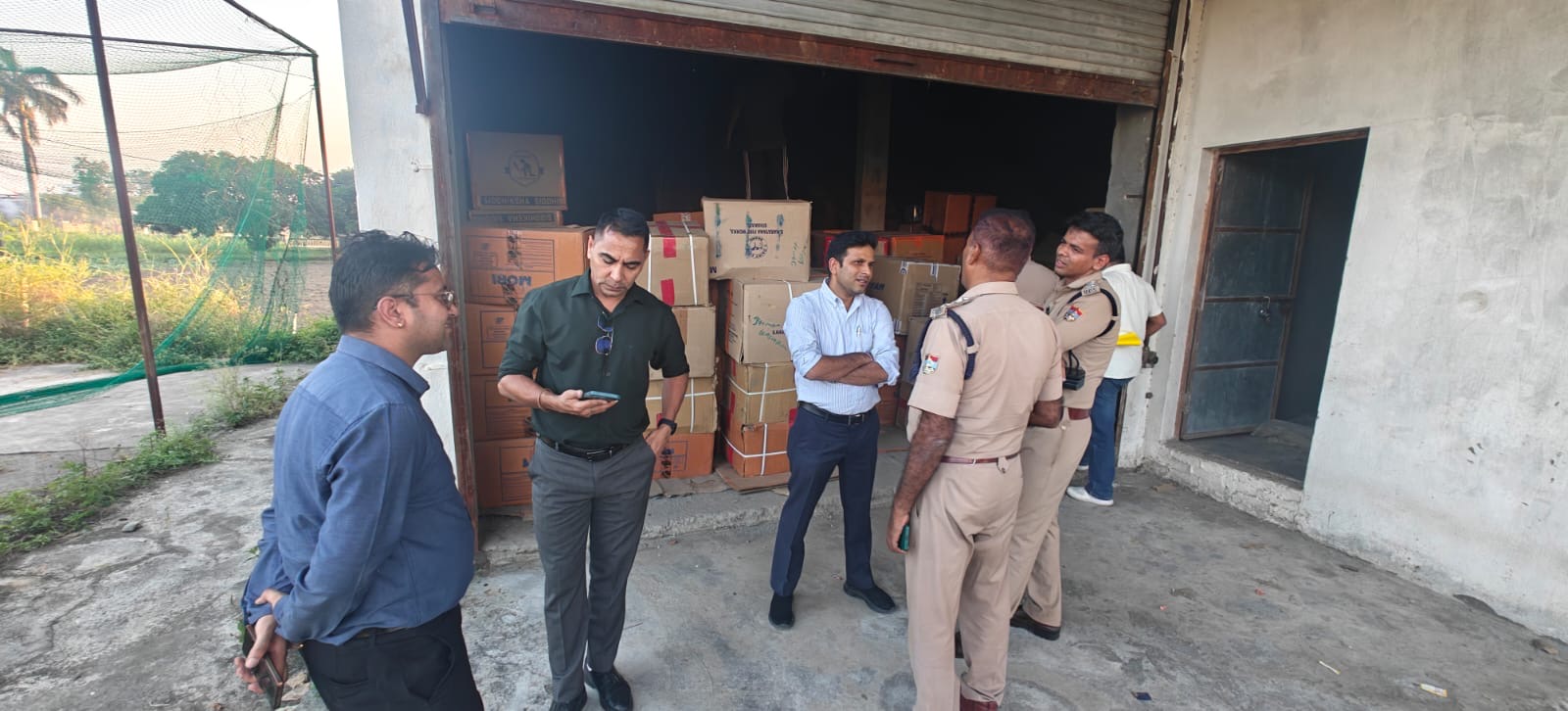 Haldwani: हल्द्वानी में आतिशबाज़ी के अवैध भंडारण पर प्रशासन की बड़ी कार्रवाई, दो गोदाम सील