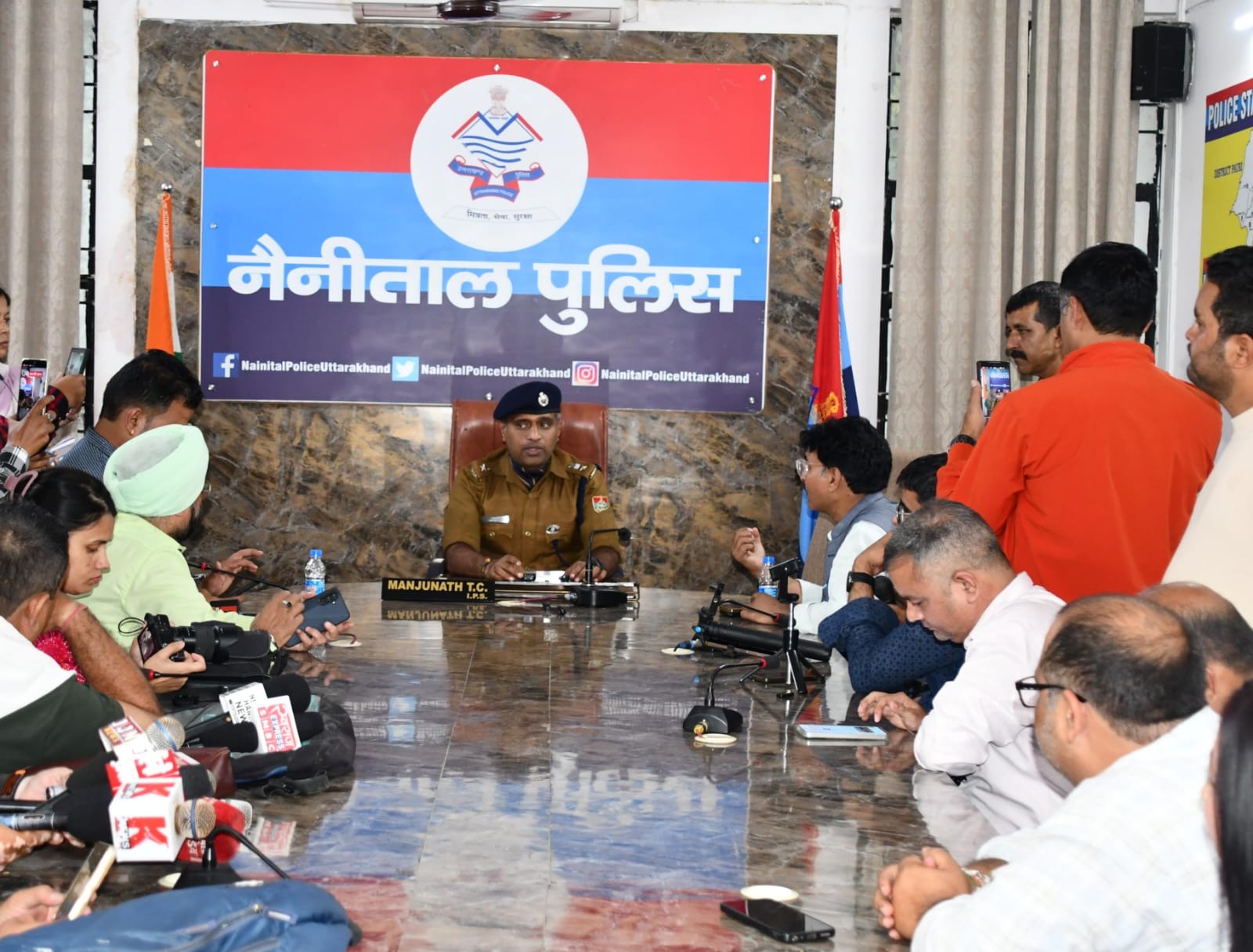 Nainital: नैनीताल के नवागत एसएसपी डॉ. मंजूनाथ टी.सी. ने संभाला कार्यभार, अधिकारियों व पत्रकारों से की वार्ता