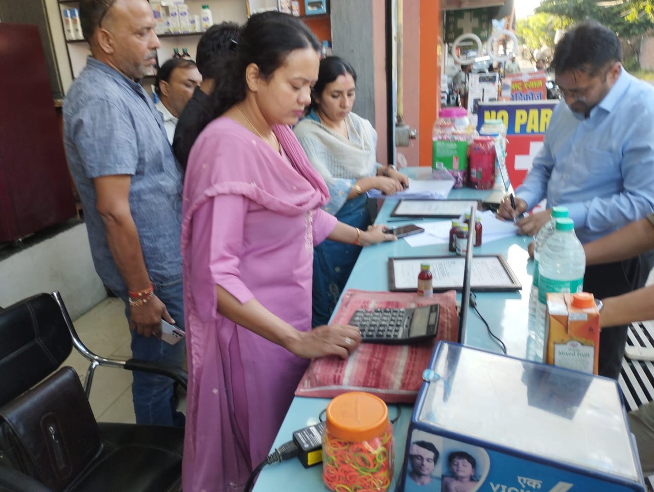 Haldwani: हल्द्वानी में औचक छापेमारी, बिना प्रिस्क्रिप्शन प्रतिबंधित कफ सिरप बेचने पर तीन मेडिकल स्टोर सील