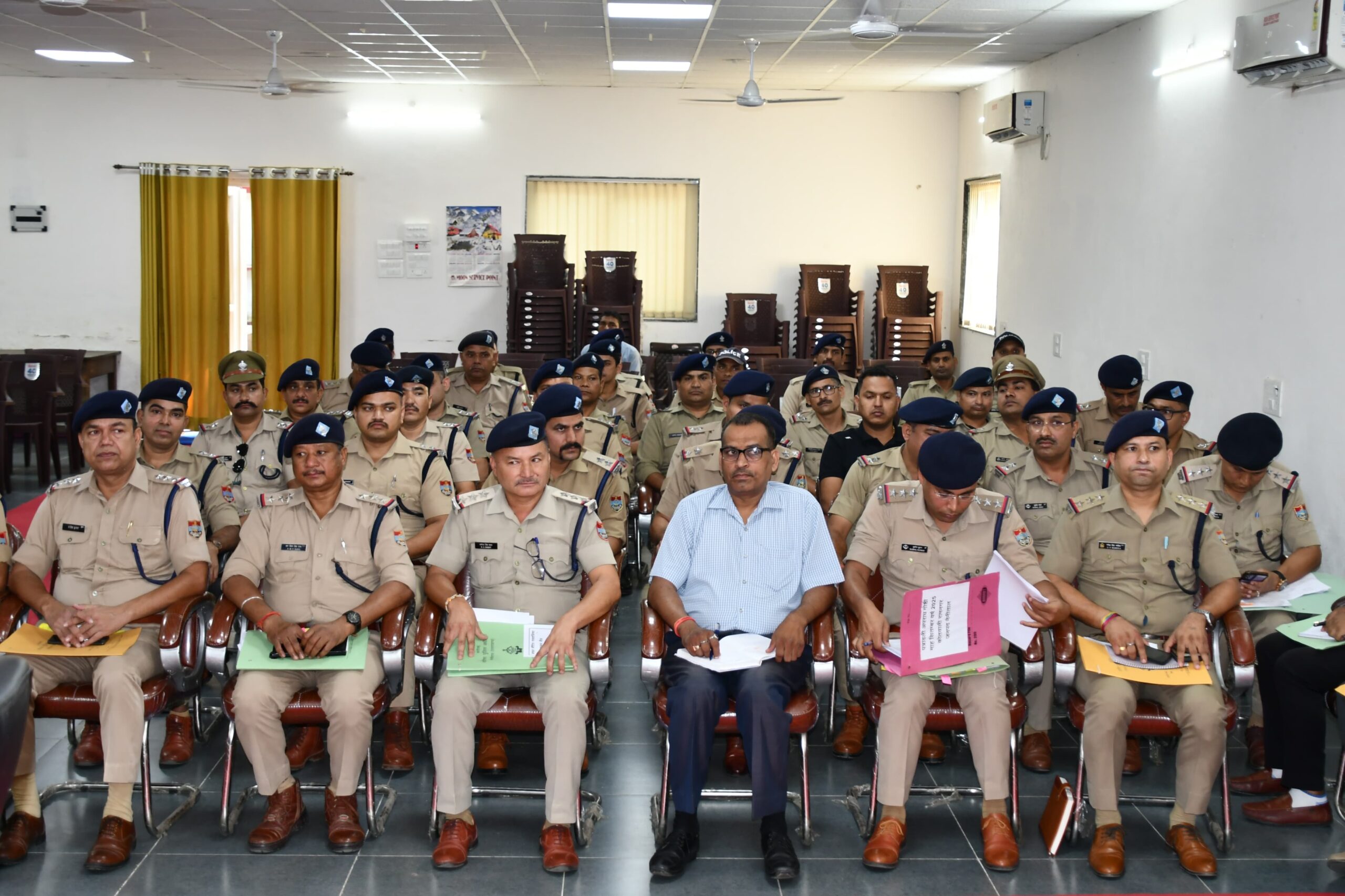 Haldwani: एसएसपी नैनीताल ने की मासिक अपराध समीक्षा गोष्ठी, लंबित विवेचनाओं पर फटकार और उत्कृष्ट कार्य करने वाले 9 कार्मिकों को सम्मानित