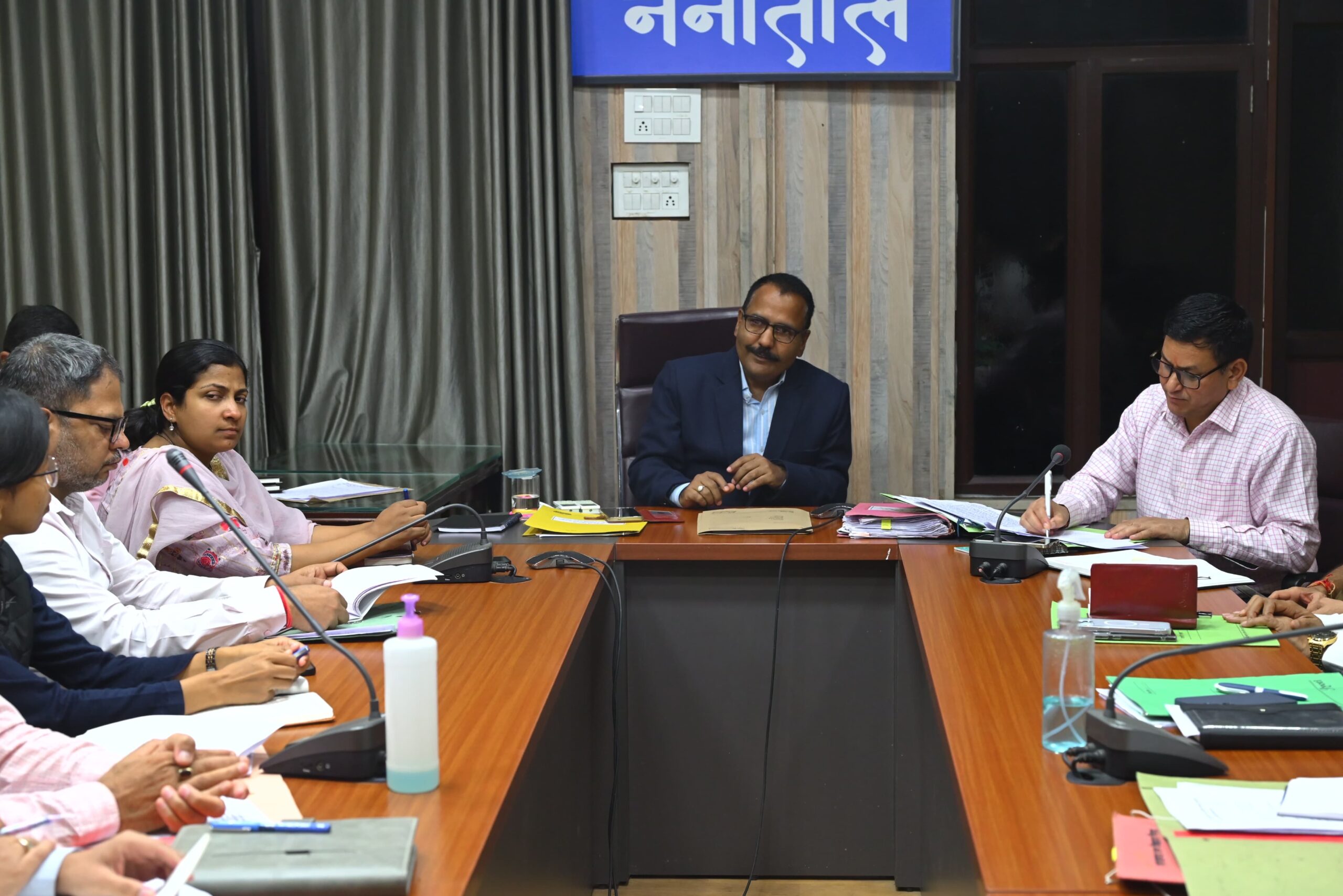 Haldwani: जिलाधिकारी ने खनन प्रभावित क्षेत्रों के विकास को दी प्राथमिकता, श्रमिकों के हित में योजनाओं के निर्देश