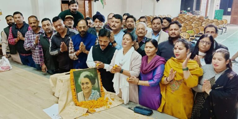 Haldwani: इंदिरा गांधी जयंती पर स्वराज आश्रम में कांग्रेसजनों ने किया भावपूर्ण स्मरण समारोह