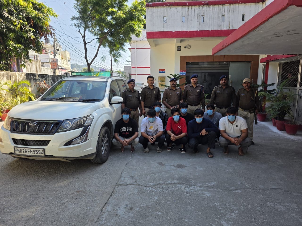 Nainital: नैनीताल पुलिस की त्वरित कार्रवाई में अपहरण का खुलासा, XUV से अपहृत बरामद, आठ आरोपी पकड़े गए