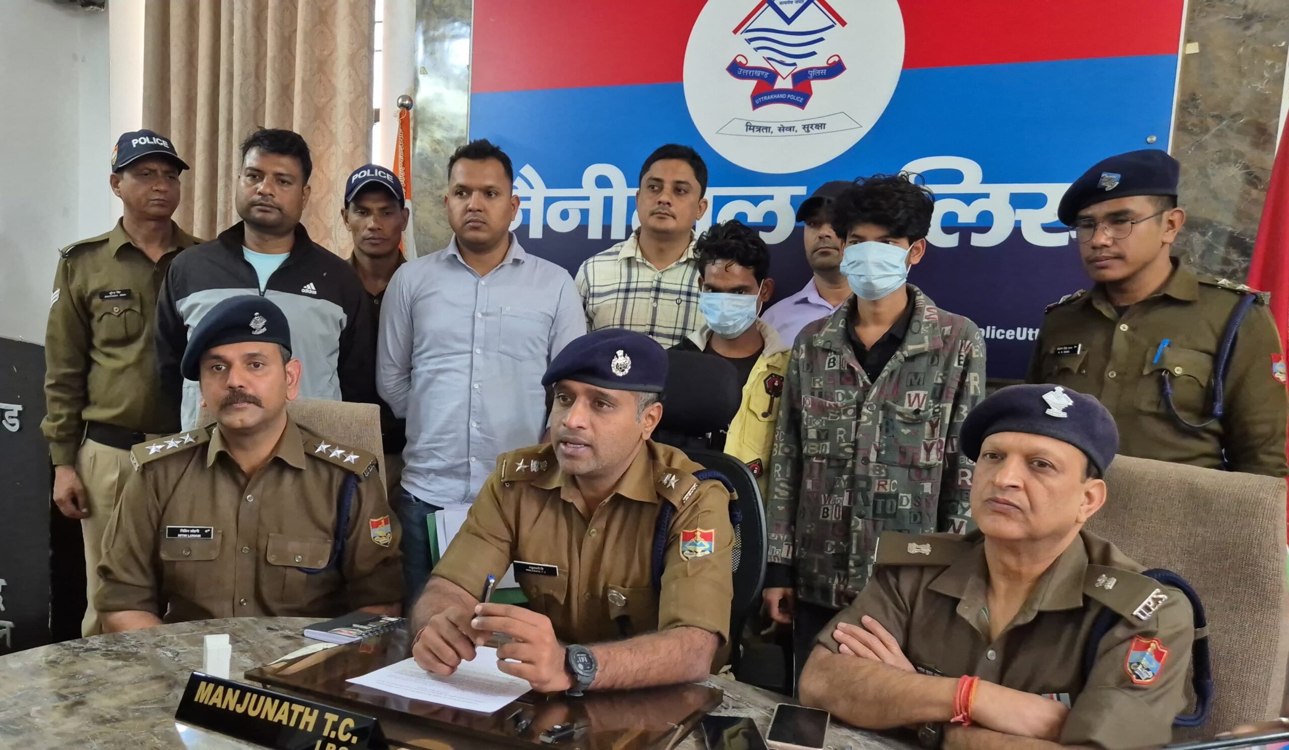 Nainital: नैनीताल में 1.1 किलो चरस के साथ दो तस्कर गिरफ्तार, एसएसपी ने टीम को किया पुरस्कृत