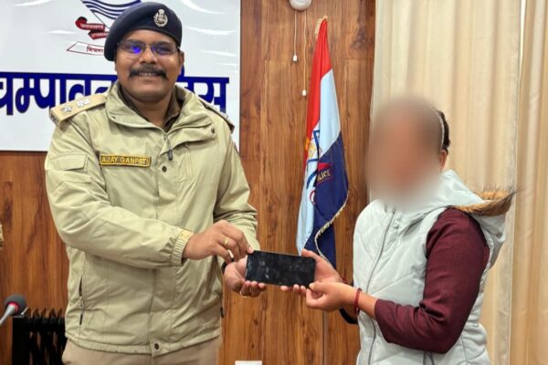 Champawat: चम्पावत से खोया मोबाइल इंग्लैंड से बरामद, त्वरित ट्रेसिंग और अंतरराष्ट्रीय समन्वय में चम्पावत पुलिस की अद्वितीय सफलता