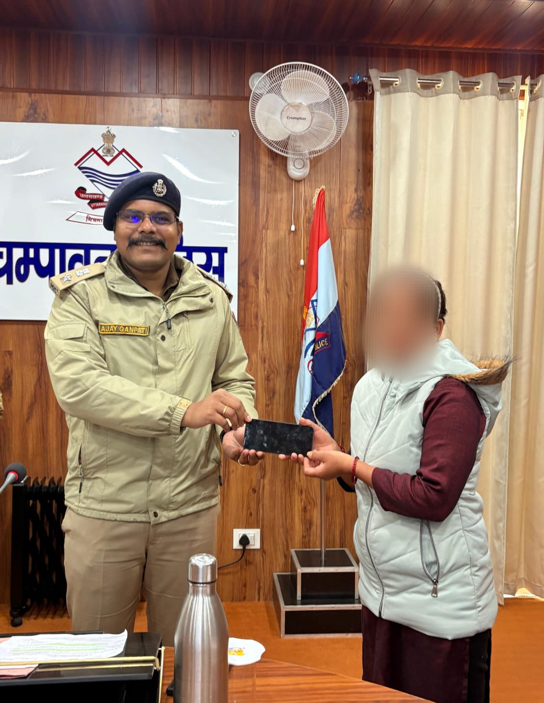 Champawat: चम्पावत से खोया मोबाइल इंग्लैंड से बरामद, त्वरित ट्रेसिंग और अंतरराष्ट्रीय समन्वय में चम्पावत पुलिस की अद्वितीय सफलता