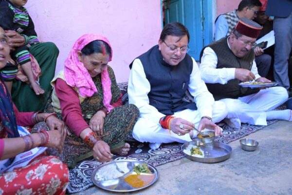 Rudraprayag: इगास पर्व पर मुख्यमंत्री धामी ने रुद्रप्रयाग में आपदा प्रभावितों से की भेंट, माताओं-बहनों संग किया भोजन