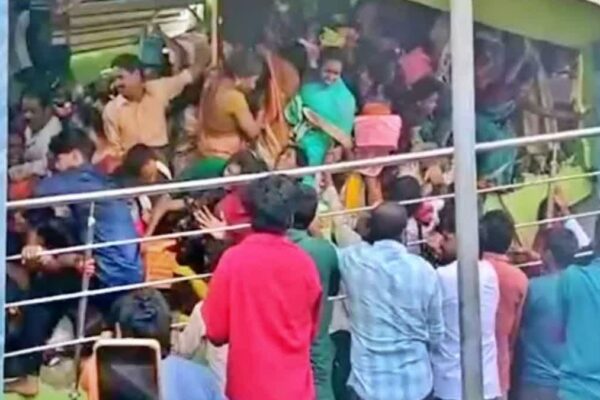 Andhra Pradesh: श्रीकाकुलम में वेंकटेश्वर मंदिर में मची भगदड़, 9 श्रद्धालुओं की मौत से मचा हड़कंप