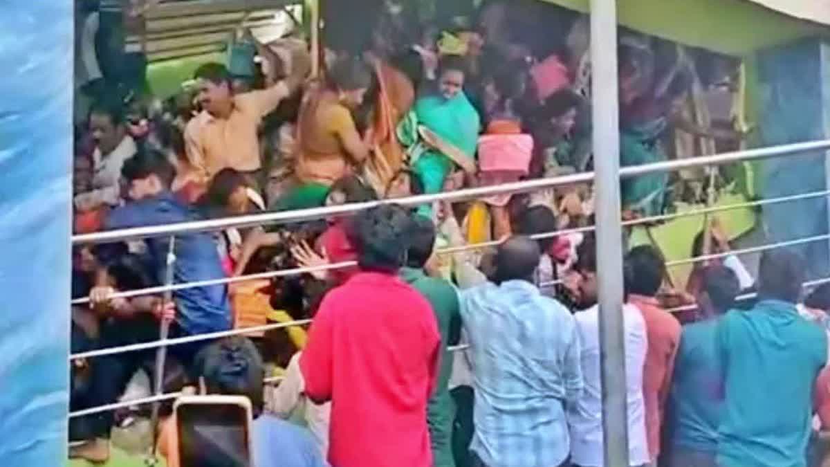 Andhra Pradesh: श्रीकाकुलम में वेंकटेश्वर मंदिर में मची भगदड़, 9 श्रद्धालुओं की मौत से मचा हड़कंप