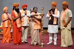 Dehradun: राष्ट्रपति मुर्मू ने पतंजलि विश्वविद्यालय में दीक्षांत समारोह में बेटियों की सराहना की, कहा—महिलाएं बना रहीं विकसित भारत का स्वरूप Dehradun