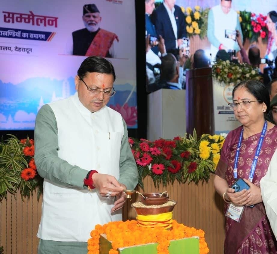 Dehradun: मुख्यमंत्री धामी ने प्रवासी उत्तराखंड सम्मेलन में किया प्रवासियों के योगदान का सम्मान, कहा– राज्य निर्माण में अहम है उनकी भूमिका
