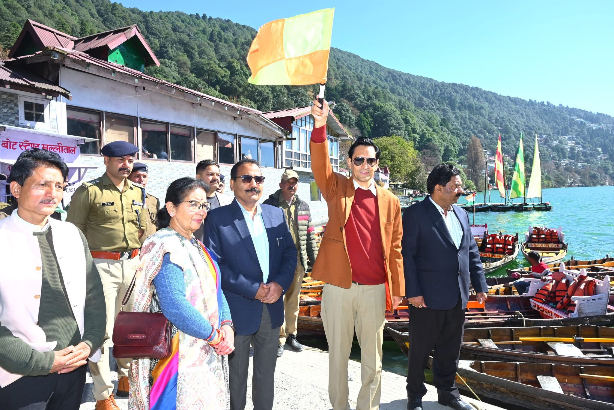 Nainital: नैनी झील में रिगाटा और दीपदान से रोशन हुआ उत्तराखण्ड स्थापना दिवस