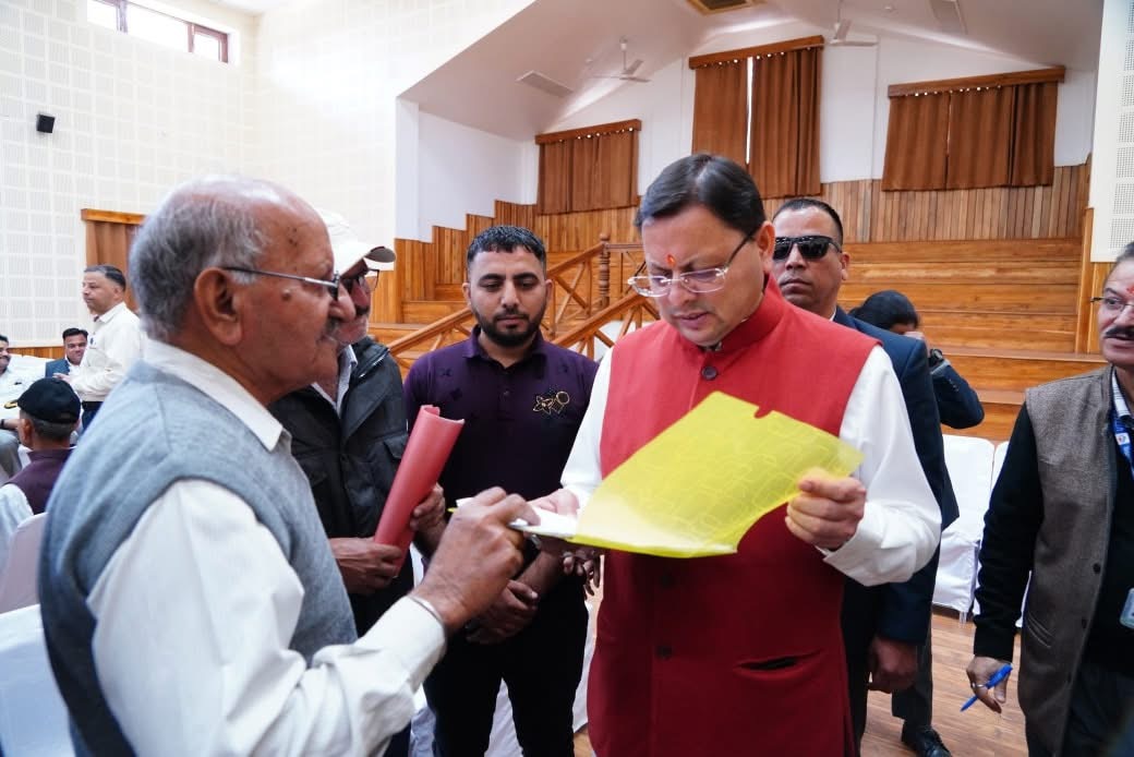 Dehradun: मुख्यमंत्री धामी ने जनता मिलन में सुनी शिकायतें, त्वरित निस्तारण पर दिए सख्त निर्देश
