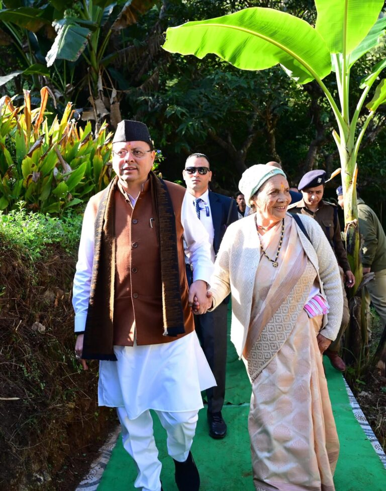 Uttarakhand: मुख्यमंत्री धामी मां के साथ पैतृक गांव टुंडी–बारमौं पहुंचे, बचपन की स्मृतियों और जनस्नेह से भावुक हुए सीएम