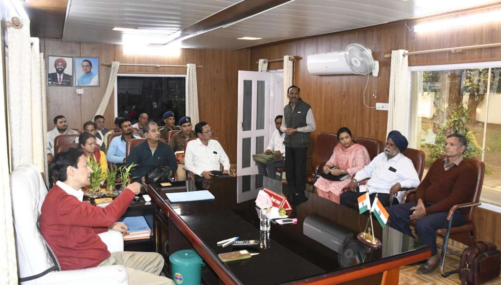Haldwani: हल्द्वानी जनसुनवाई में आयुक्त दीपक रावत की कड़ी कार्रवाई, शहीद विधवा के पेट्रोल पम्प आवंटन में देरी पर कड़ा रुख