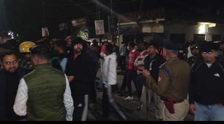 Haldwani: हल्द्वानी में सड़क किनारे गोवंश का कटा सिर मिलने से हड़कंप, हिंदूवादी संगठनों में गहरा आक्रोश