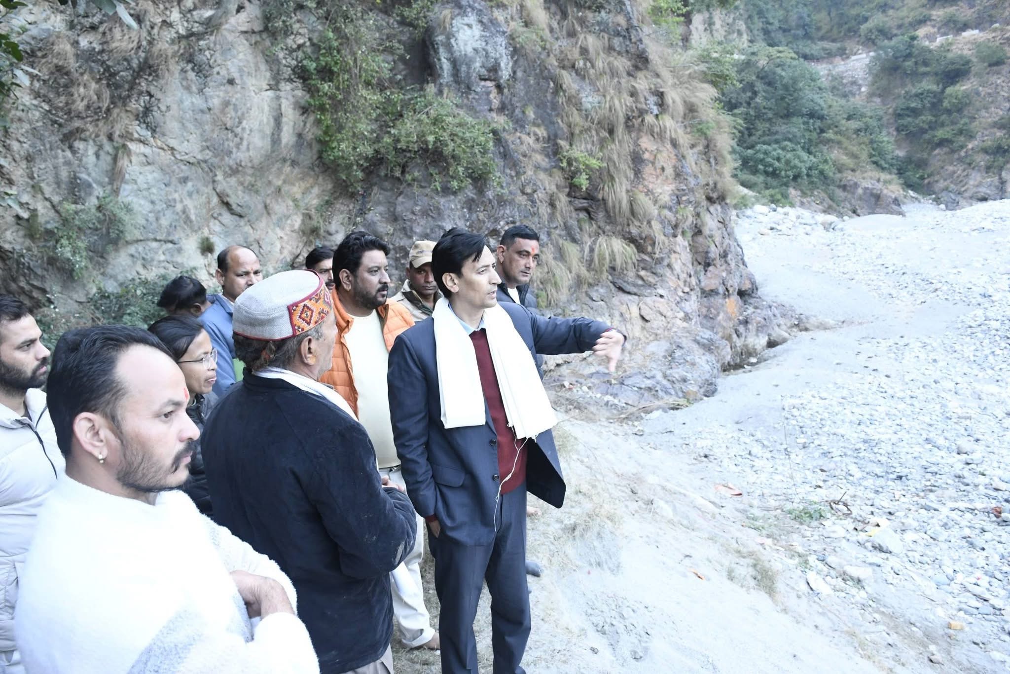 Nainital: भवाली–रातीघाट बाईपास निरीक्षण में आयुक्त ने दी कार्यों में तेजी के निर्देश, कैंचीधाम जाम से मिलेगी राहत