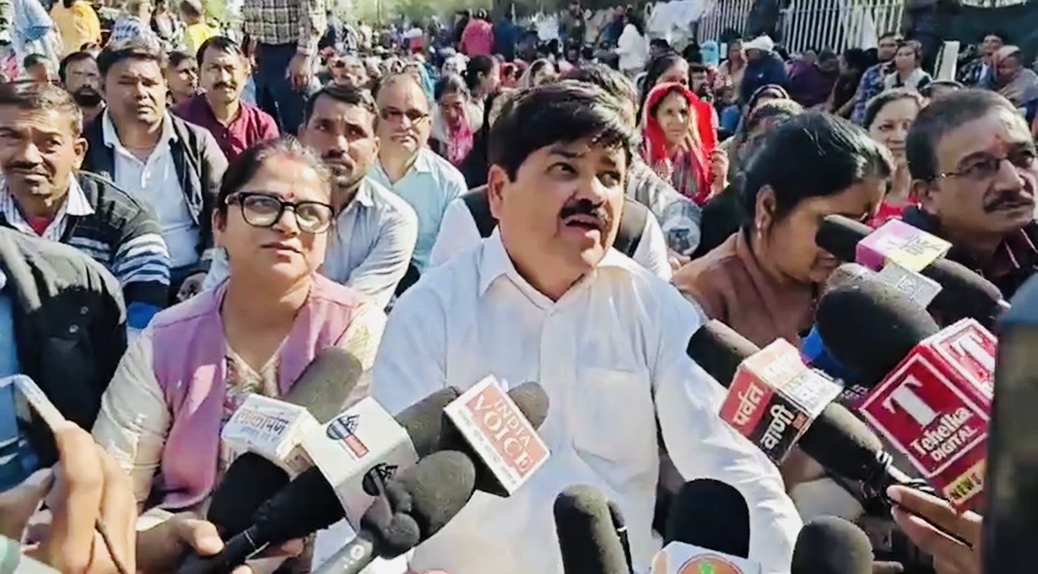Dehradun: उपनल कर्मचारियों के आंदोलन को कांग्रेस का समर्थन, गणेश गोदियाल धरने पर बैठे