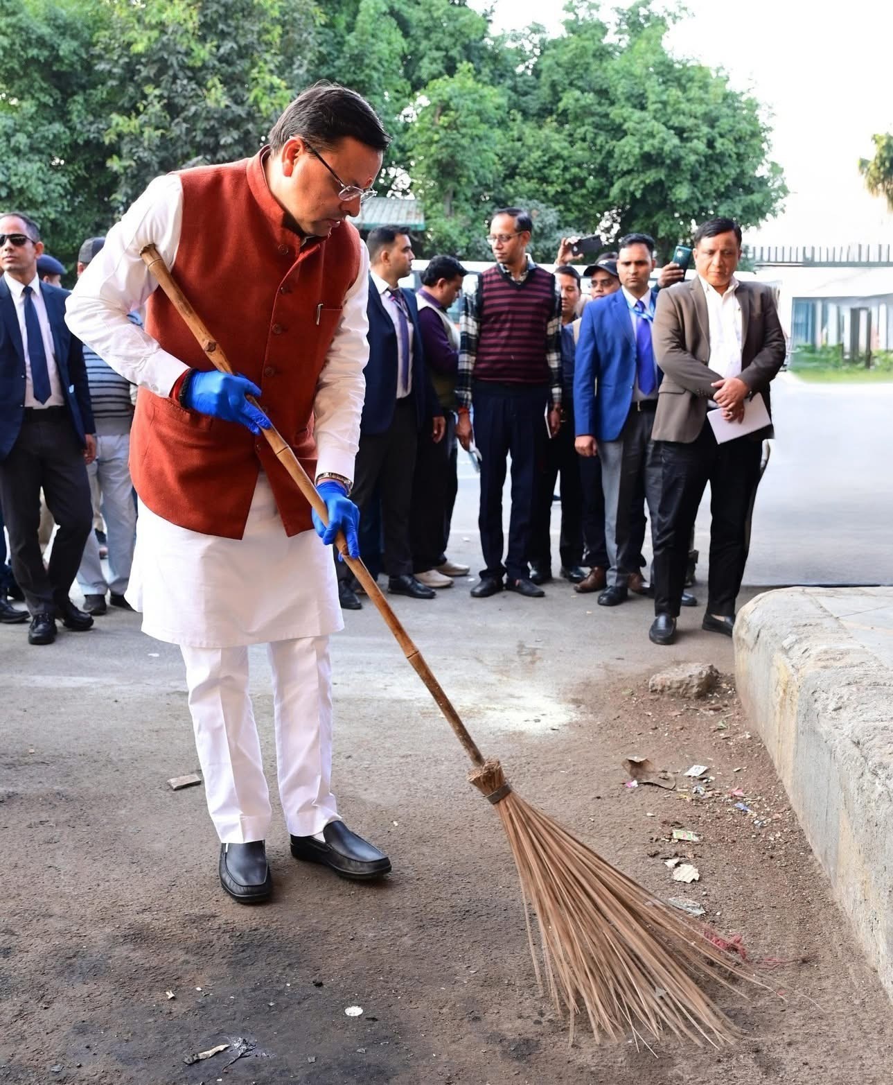 Dehradun: मुख्यमंत्री धामी का देहरादून आईएसबीटी में औचक निरीक्षण, गंदगी पर नाराज़—खुद उठाई झाड़ू, अधिकारियों को कड़े निर्देश