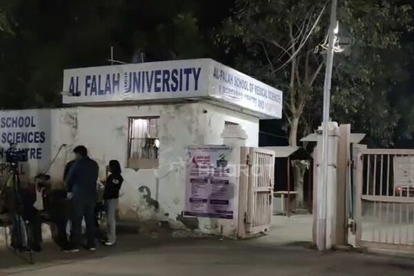 New Delhi: अल फलाह ग्रुप चेयरमैन जवाद अहमद सिद्दीकी गिरफ्तार, 25 ठिकानों पर छापेमारी में 48 लाख नकद बरामद