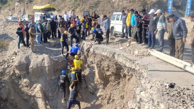 Uttarakhand: टिहरी में खाई में गिरकर स्कूटी सवार युवक की दर्दनाक मौत, SDRF ने रातभर चलाया रेस्क्यू
