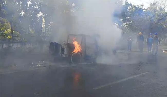 Rudrapur: रुद्रपुर हाईवे पर बड़ा हादसा टला, थार में अचानक लगी आग चार युवक बाल-बाल बचे