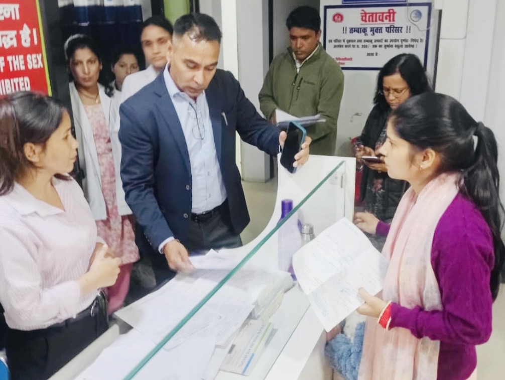 Haldwani: हल्द्वानी में पीसीपीएनडीटी छापे में सत्यम डायग्नोस्टिक सेंटर में रेडियोलॉजिस्ट गायब पाए जाने पर अल्ट्रासाउंड कक्ष सील