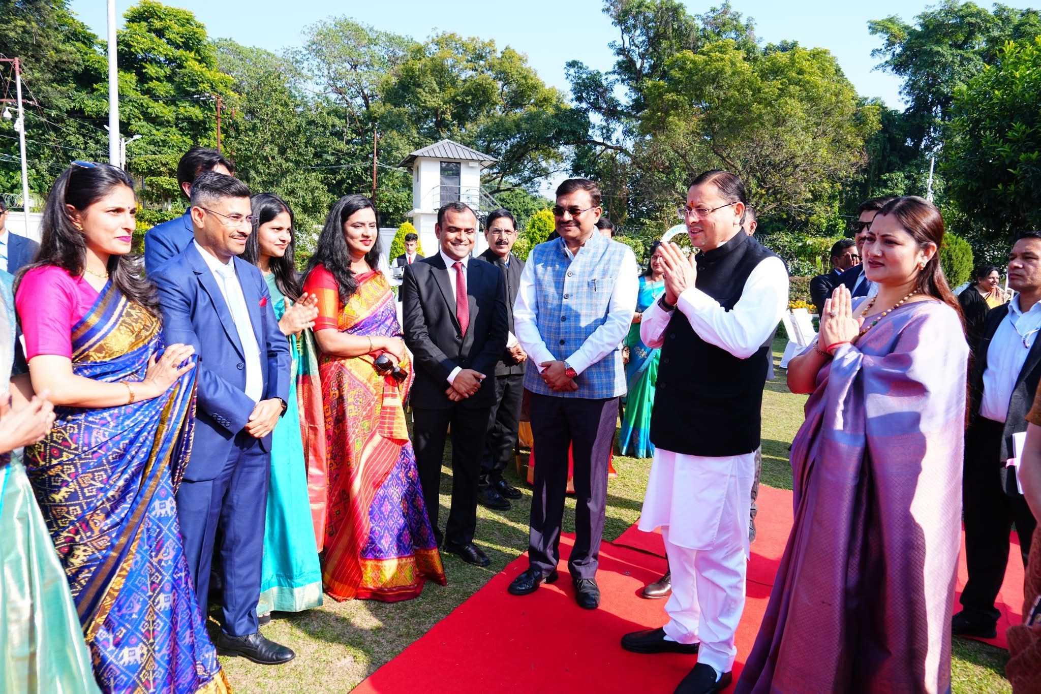 Dehradun: मुख्यमंत्री धामी की आईएएस अधिकारियों संग की मुलाक़ात, पारदर्शी और जन-केन्द्रित प्रशासन का किया आह्वान