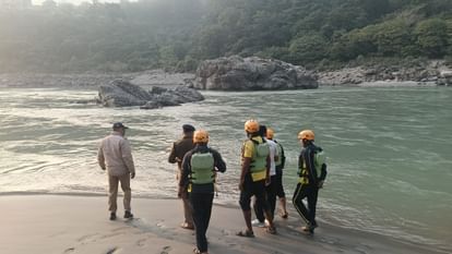 Rishikesh: गंगा बीच में नहाते समय दिल्ली-नोएडा का युवक तेज धारा में बहा, एसडीआरएफ की खोज जारी