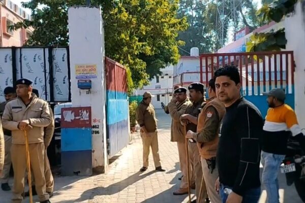 Ramnagar: रामनगर मांस प्रकरण का मुख्य आरोपी मदन जोशी कोतवाली में आत्मसमर्पण, पुलिस ने सुरक्षा बढ़ाई
