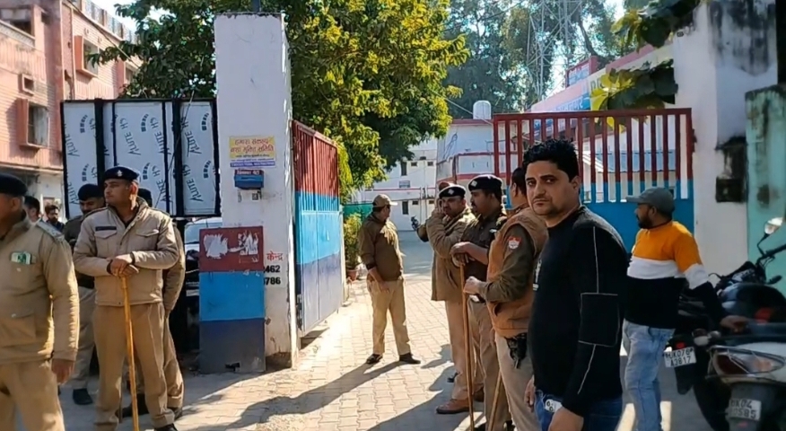 Ramnagar: रामनगर मांस प्रकरण का मुख्य आरोपी मदन जोशी कोतवाली में आत्मसमर्पण, पुलिस ने सुरक्षा बढ़ाई