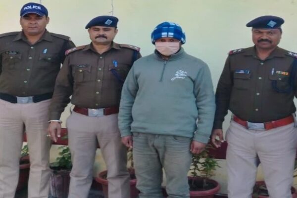 Almora: सल्ट में 161 जिलेटिन ट्यूब केस में बड़ी सफलता, पुलिस ने वांछित आरोपी को किया गिरफ्तार