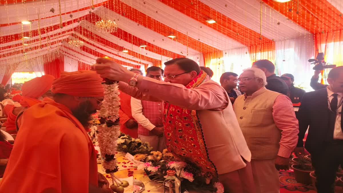 Haridwar: हरिद्वार में सीएम धामी ने साधु-संतों संग बैठक की, मेले को पूर्ण कुंभ की तर्ज पर आयोजित करने की तैयारियों को दी रफ्तार